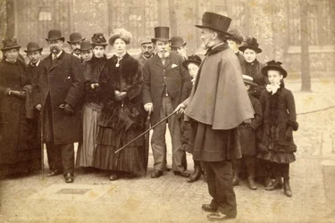 Turisták látogatják a Tower of London, 1880 körül